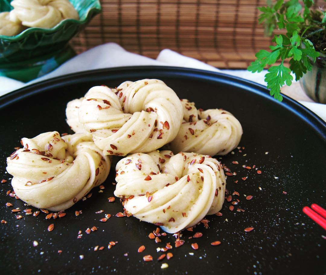 Steamed Flower Roll with Linseed